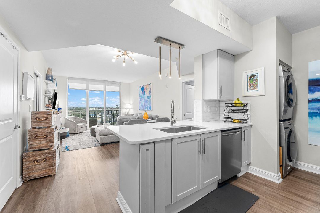 For Sale: $429,000 (2 beds, 2 baths, 1085 Square Feet)