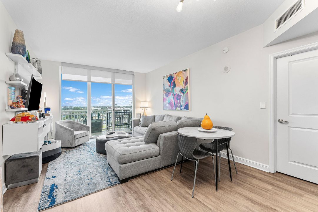 For Sale: $429,000 (2 beds, 2 baths, 1085 Square Feet)