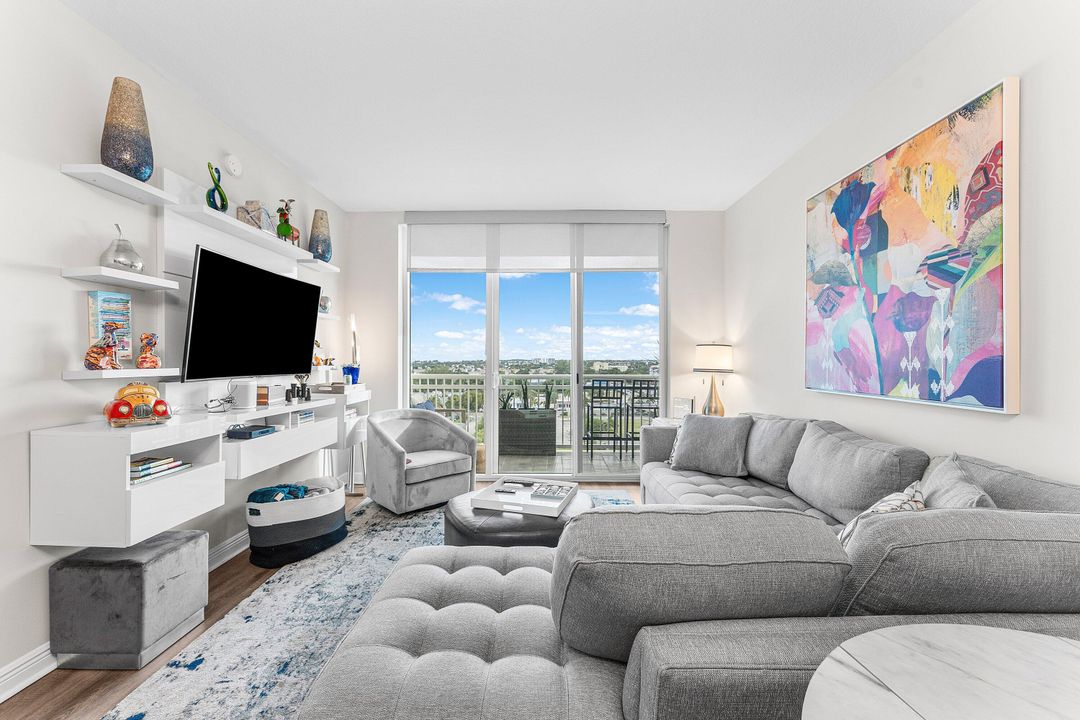 For Sale: $429,000 (2 beds, 2 baths, 1085 Square Feet)