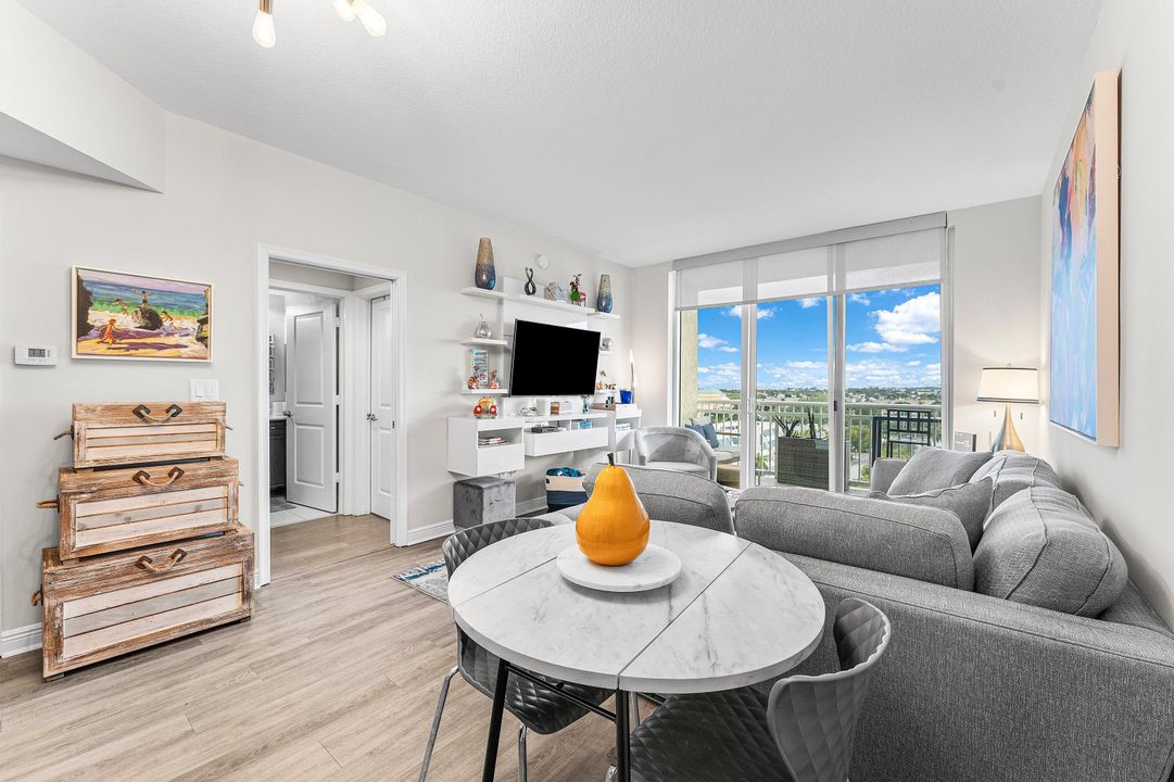 For Sale: $429,000 (2 beds, 2 baths, 1085 Square Feet)