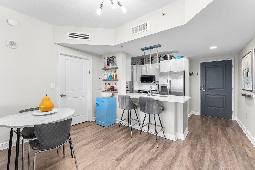 For Sale: $429,000 (2 beds, 2 baths, 1085 Square Feet)