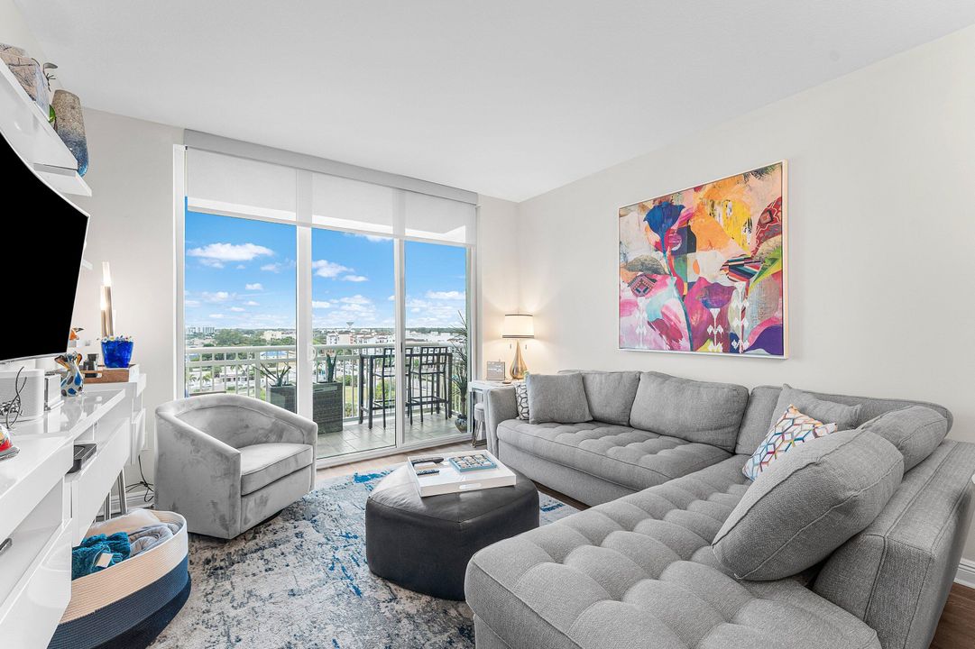 For Sale: $429,000 (2 beds, 2 baths, 1085 Square Feet)