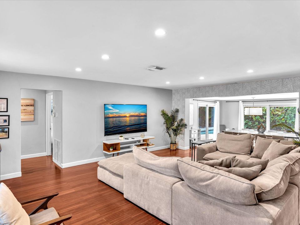 For Rent: $6,250 (4 beds, 2 baths, 2003 Square Feet)