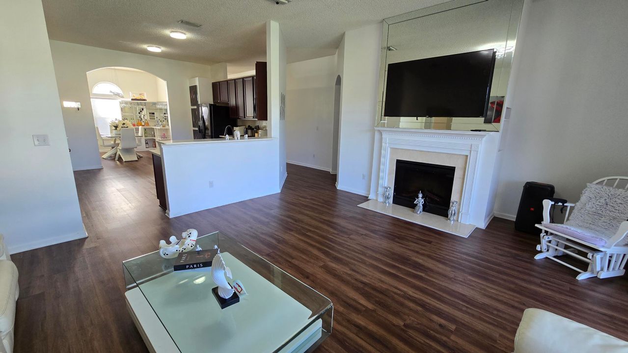 待售: $299,000 (3 贝兹, 2 浴室, 2009 平方英尺)