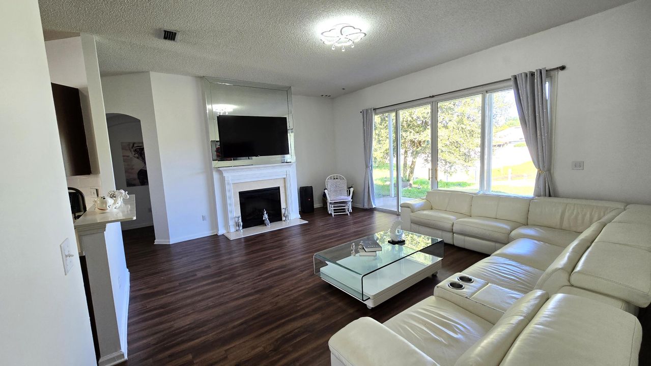 待售: $299,000 (3 贝兹, 2 浴室, 2009 平方英尺)