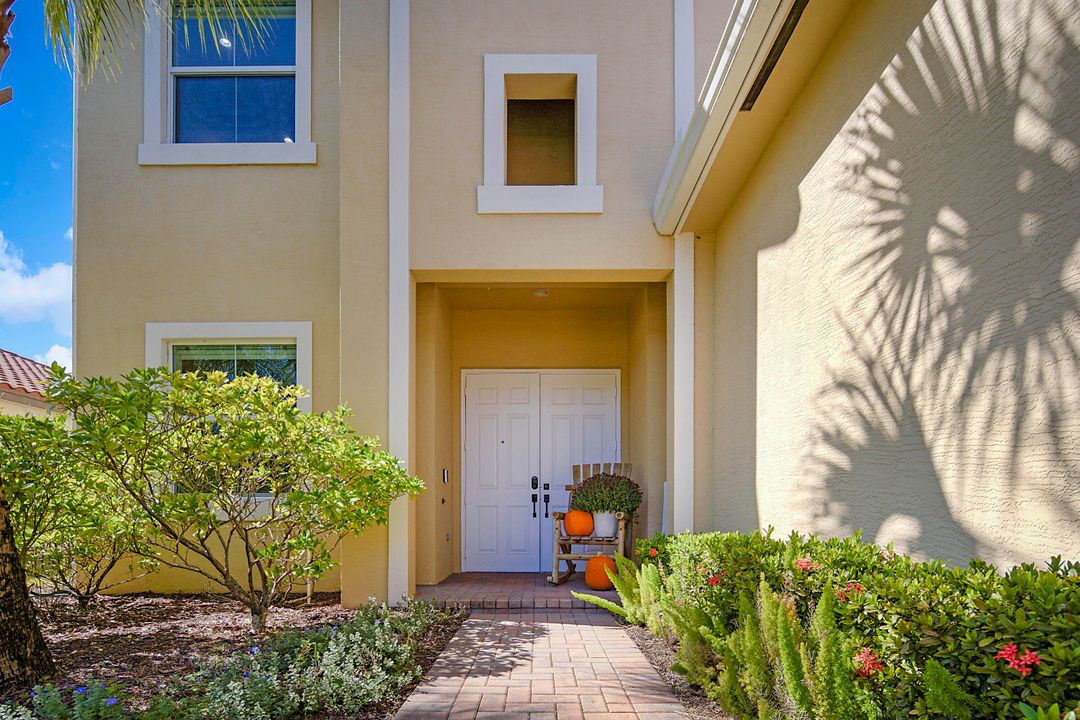 Active With Contract: $679,000 (3 beds, 3 baths, 2135 Square Feet)