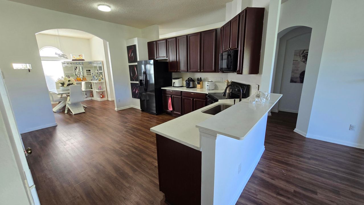 待售: $299,000 (3 贝兹, 2 浴室, 2009 平方英尺)