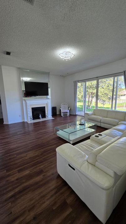 待售: $299,000 (3 贝兹, 2 浴室, 2009 平方英尺)