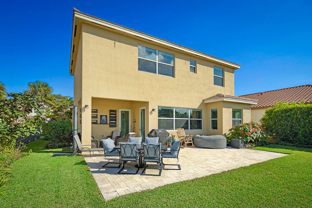 Active With Contract: $679,000 (3 beds, 3 baths, 2135 Square Feet)