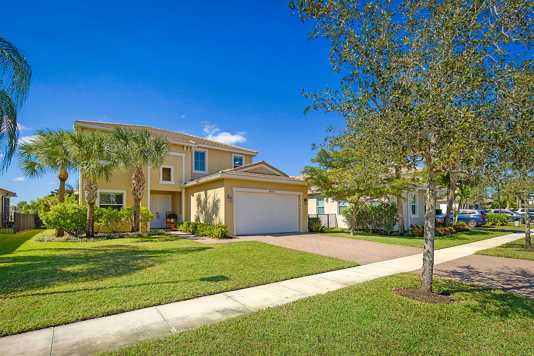 Active With Contract: $679,000 (3 beds, 3 baths, 2135 Square Feet)