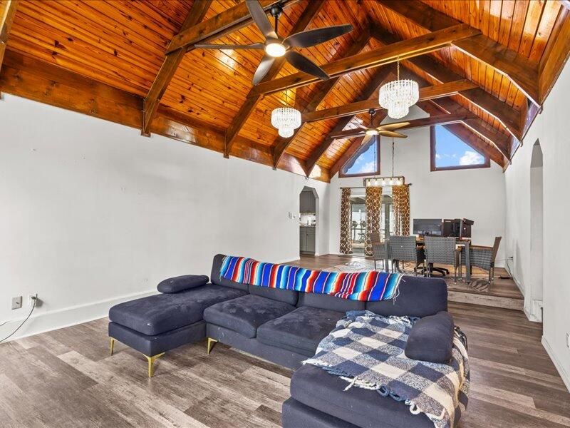 For Rent: $3,600 (4 beds, 2 baths, 1750 Square Feet)