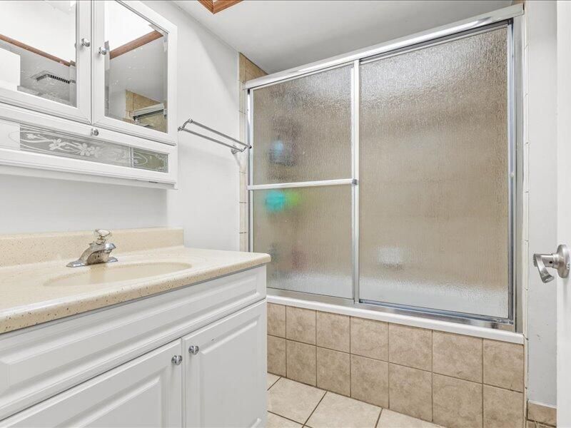 For Rent: $3,600 (4 beds, 2 baths, 1750 Square Feet)