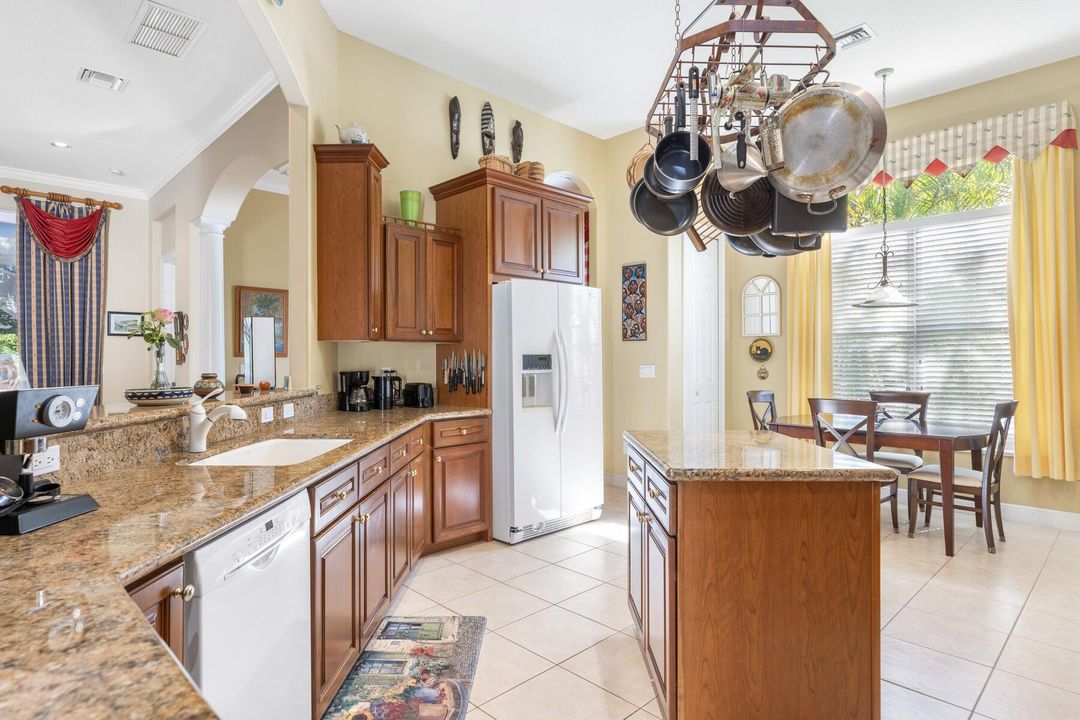 For Sale: $825,000 (3 beds, 2 baths, 2840 Square Feet)