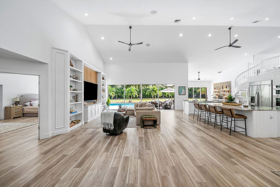 合同活跃: $1,690,000 (5 贝兹, 2 浴室, 3534 平方英尺)