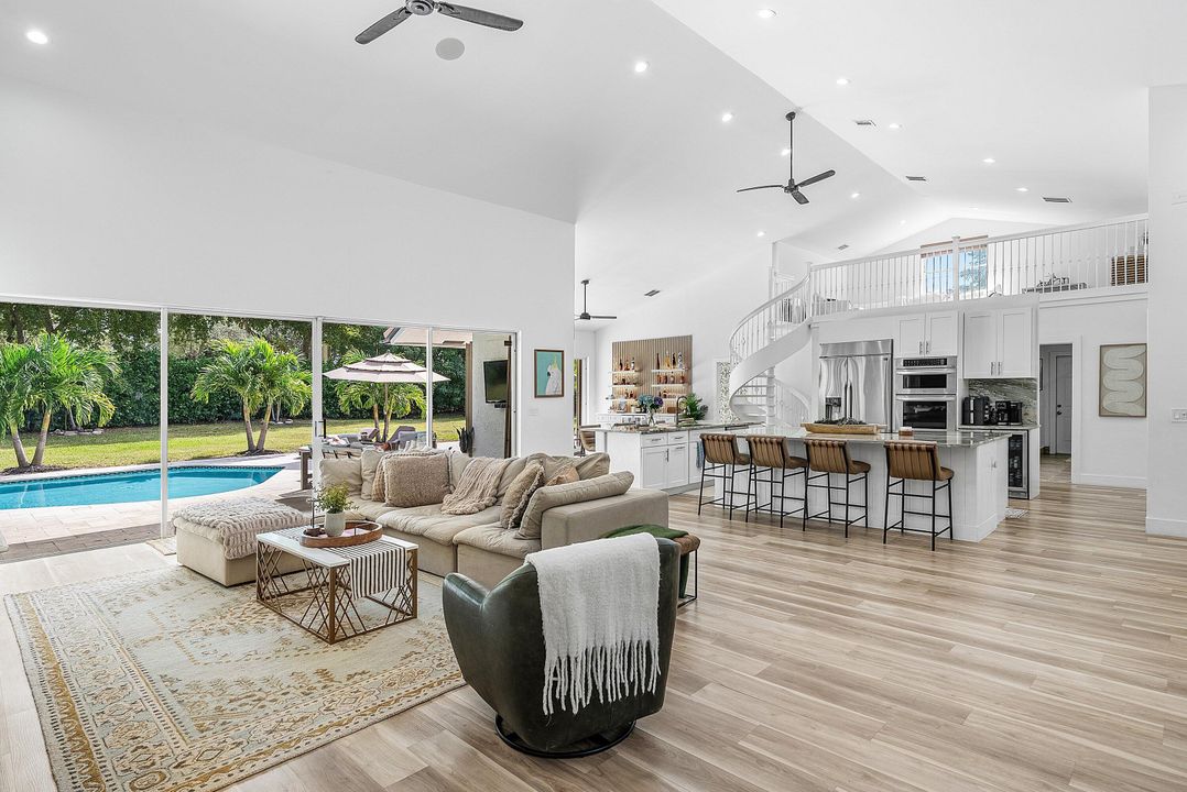 合同活跃: $1,690,000 (5 贝兹, 2 浴室, 3534 平方英尺)