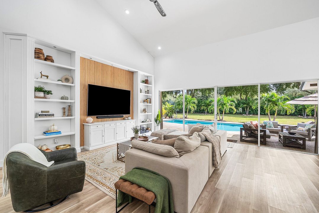 合同活跃: $1,690,000 (5 贝兹, 2 浴室, 3534 平方英尺)