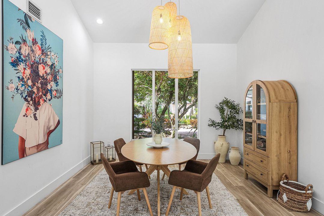 合同活跃: $1,690,000 (5 贝兹, 2 浴室, 3534 平方英尺)