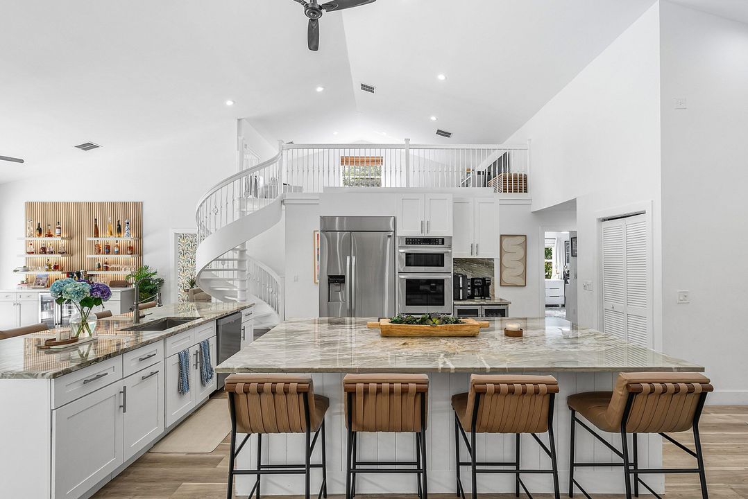 合同活跃: $1,690,000 (5 贝兹, 2 浴室, 3534 平方英尺)