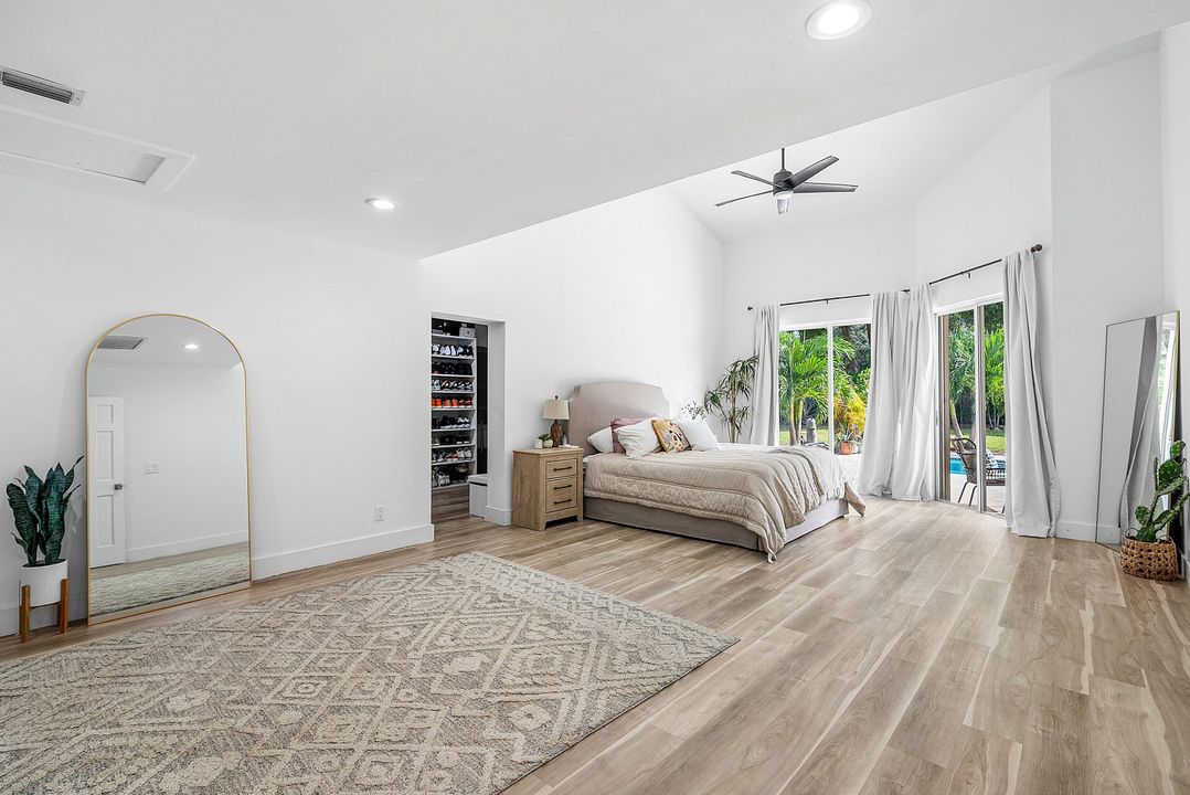 合同活跃: $1,690,000 (5 贝兹, 2 浴室, 3534 平方英尺)