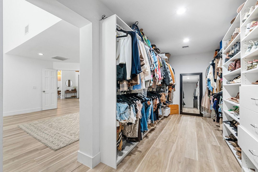 合同活跃: $1,690,000 (5 贝兹, 2 浴室, 3534 平方英尺)