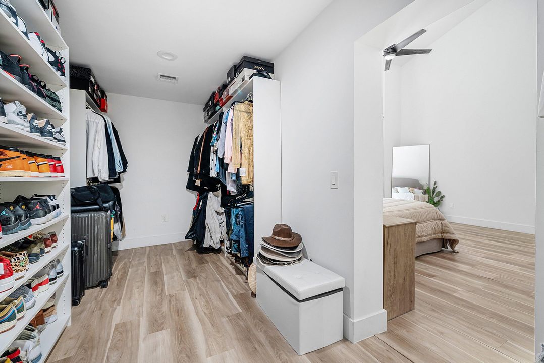 合同活跃: $1,690,000 (5 贝兹, 2 浴室, 3534 平方英尺)