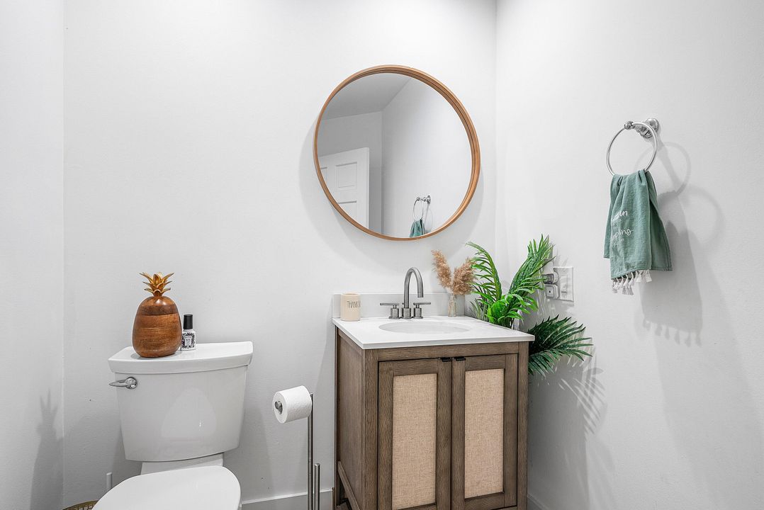 合同活跃: $1,690,000 (5 贝兹, 2 浴室, 3534 平方英尺)