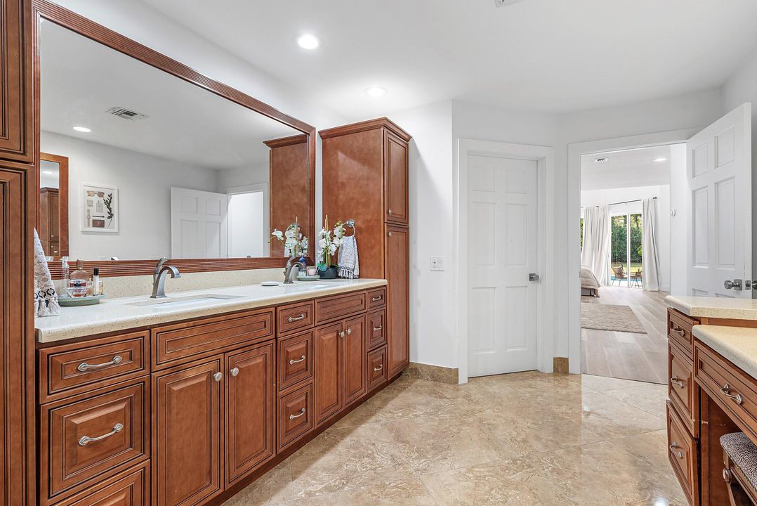 合同活跃: $1,690,000 (5 贝兹, 2 浴室, 3534 平方英尺)