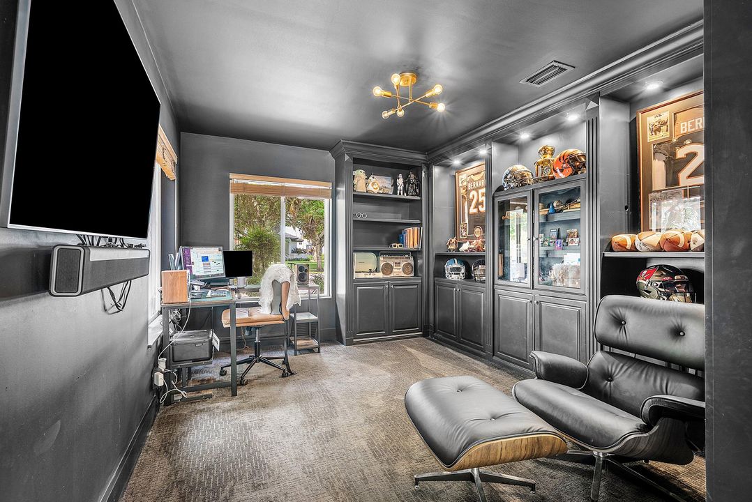 合同活跃: $1,690,000 (5 贝兹, 2 浴室, 3534 平方英尺)