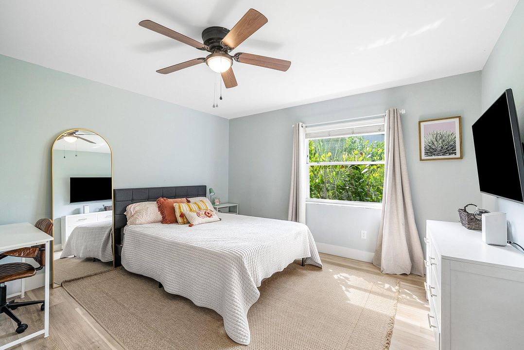 合同活跃: $1,690,000 (5 贝兹, 2 浴室, 3534 平方英尺)