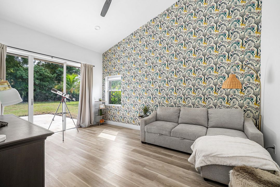 合同活跃: $1,690,000 (5 贝兹, 2 浴室, 3534 平方英尺)