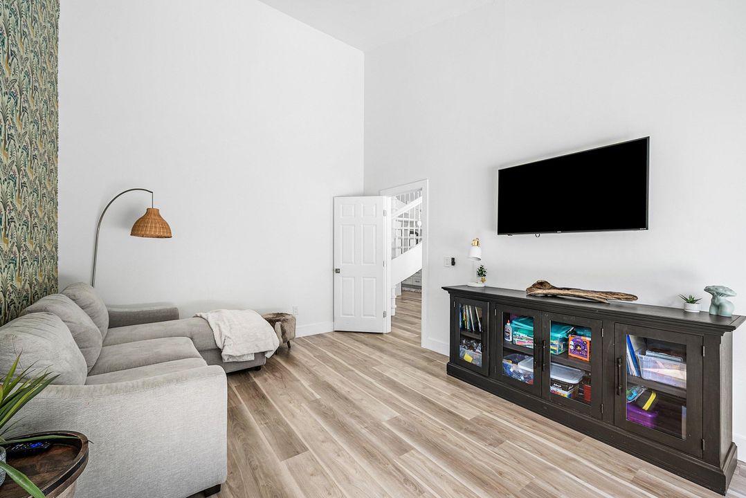 合同活跃: $1,690,000 (5 贝兹, 2 浴室, 3534 平方英尺)