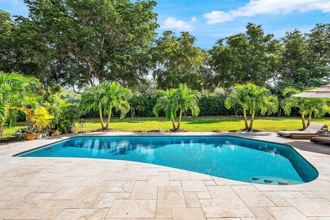 合同活跃: $1,690,000 (5 贝兹, 2 浴室, 3534 平方英尺)