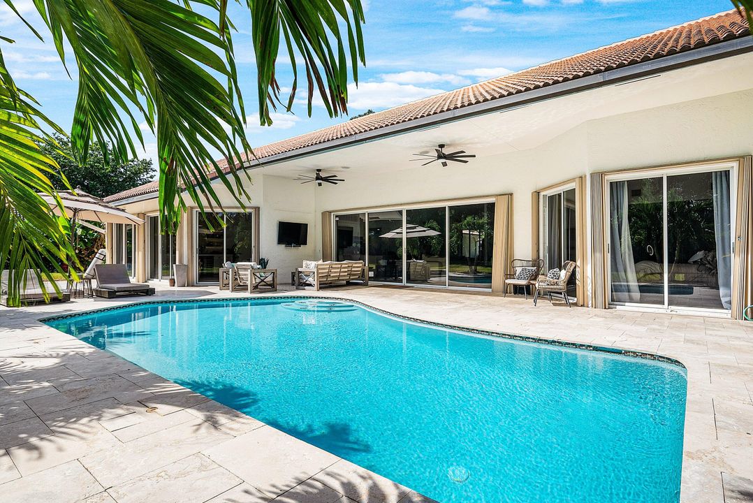 合同活跃: $1,690,000 (5 贝兹, 2 浴室, 3534 平方英尺)