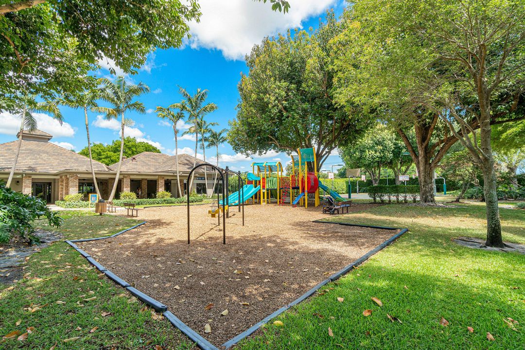 合同活跃: $1,690,000 (5 贝兹, 2 浴室, 3534 平方英尺)