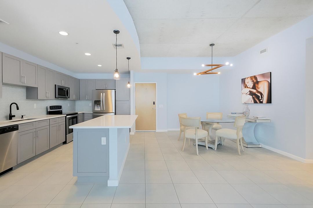 В аренду: $5,175 (2 спален, 2 ванн, 1222 Квадратных фут)