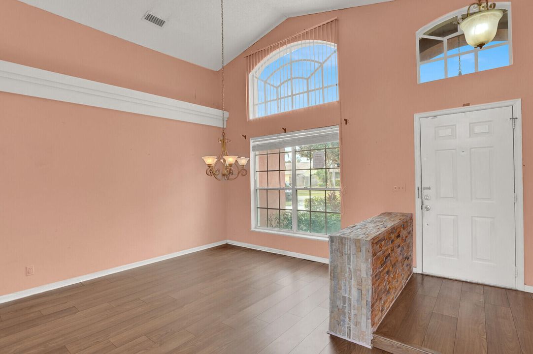 合同活跃: $519,900 (4 贝兹, 3 浴室, 2346 平方英尺)