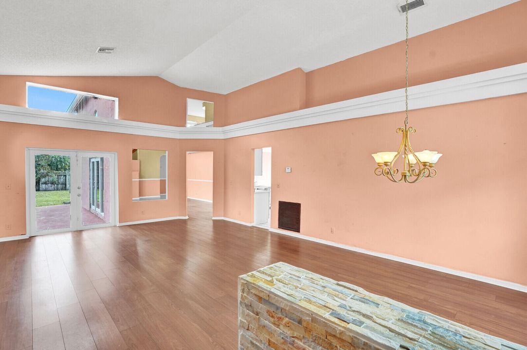 合同活跃: $519,900 (4 贝兹, 3 浴室, 2346 平方英尺)