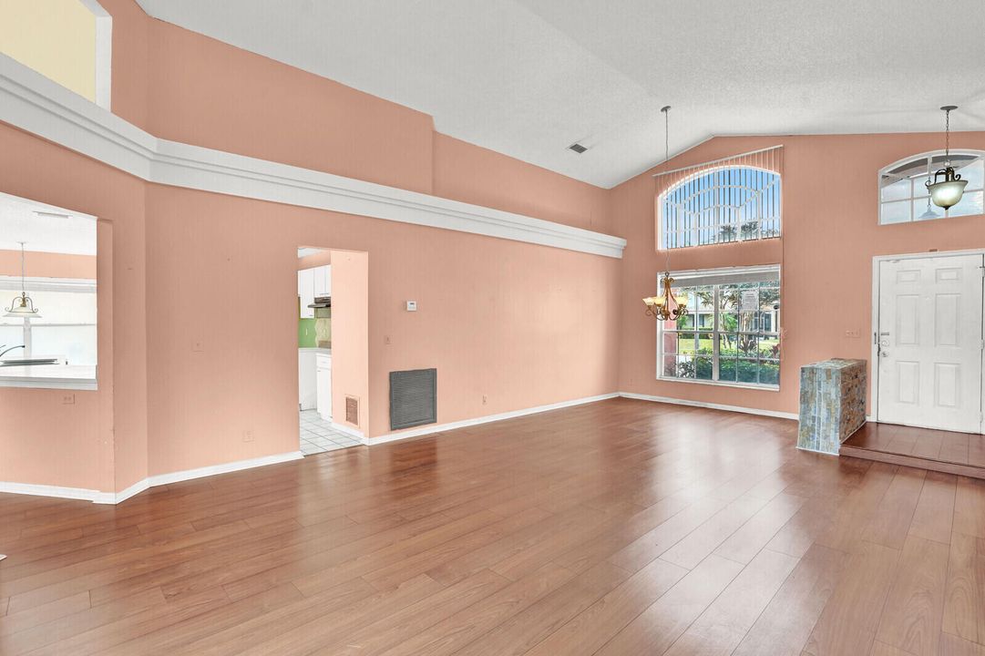 合同活跃: $519,900 (4 贝兹, 3 浴室, 2346 平方英尺)