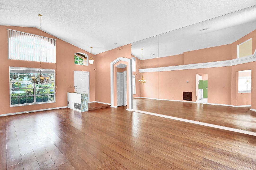 合同活跃: $519,900 (4 贝兹, 3 浴室, 2346 平方英尺)