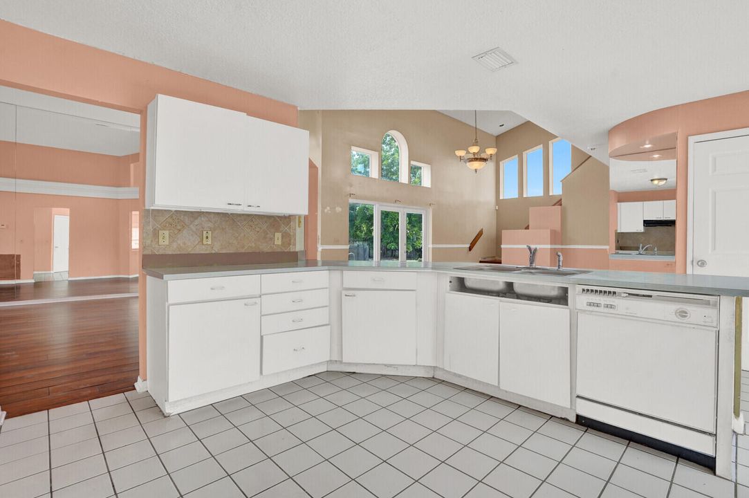 合同活跃: $519,900 (4 贝兹, 3 浴室, 2346 平方英尺)