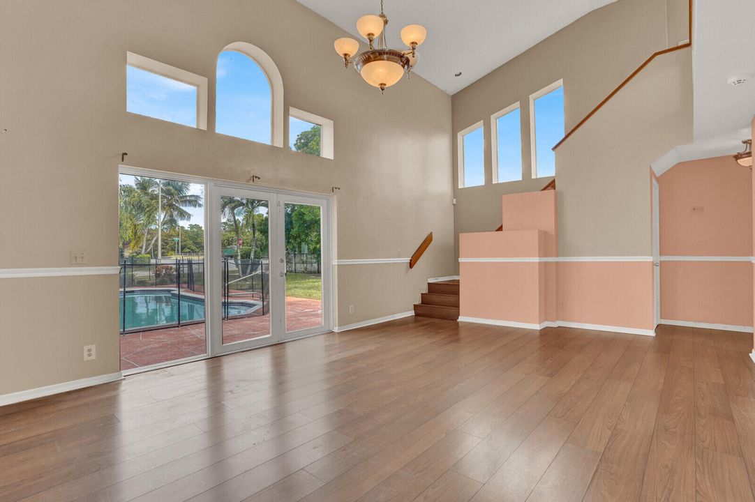 合同活跃: $519,900 (4 贝兹, 3 浴室, 2346 平方英尺)