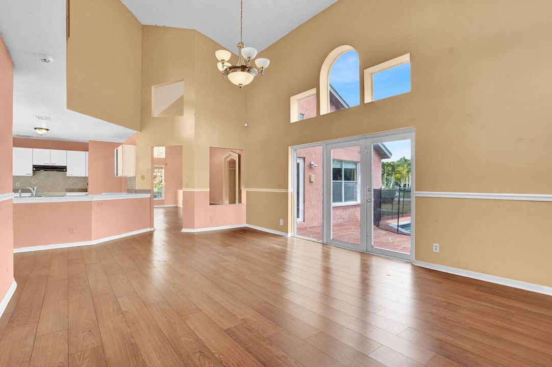 合同活跃: $519,900 (4 贝兹, 3 浴室, 2346 平方英尺)