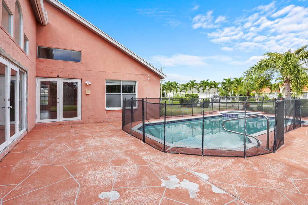 合同活跃: $519,900 (4 贝兹, 3 浴室, 2346 平方英尺)