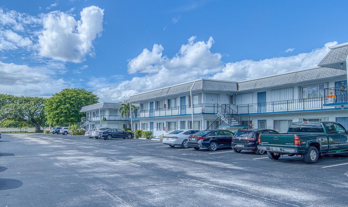 For Sale: $159,000 (2 beds, 2 baths, 826 Square Feet)