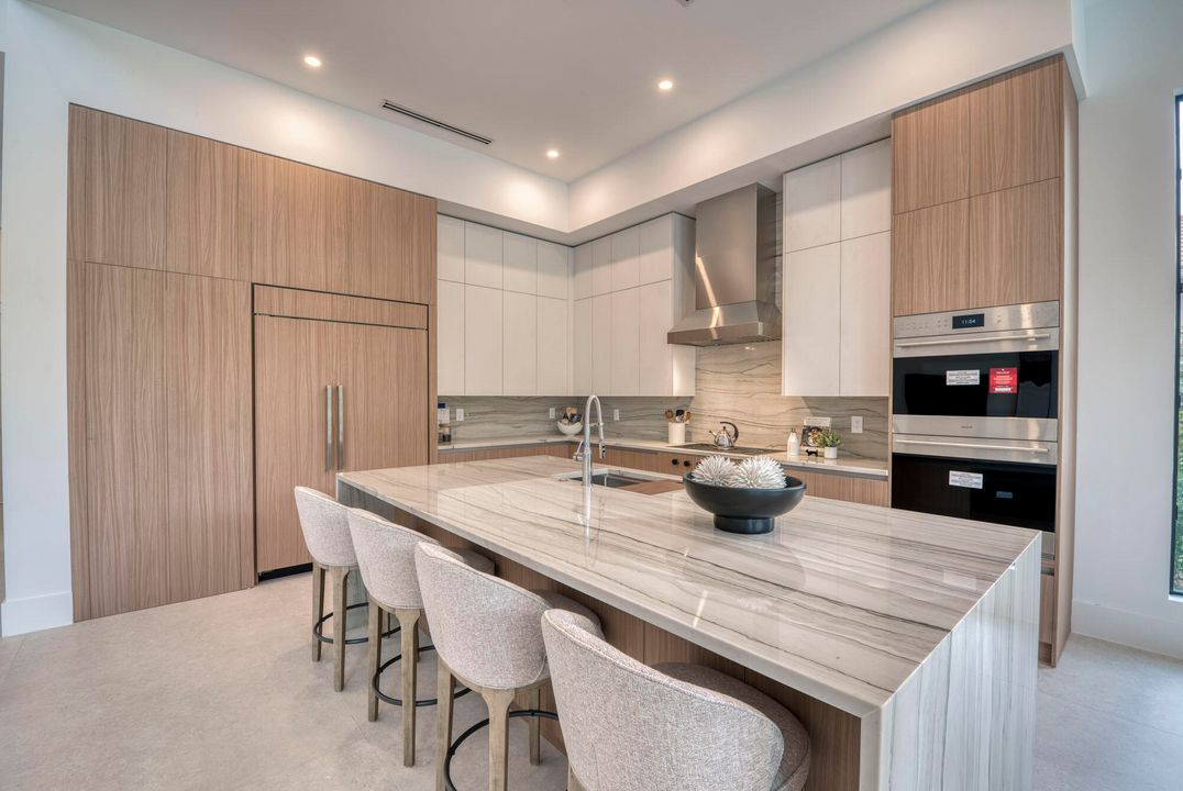 На продажу: $3,299,000 (5 спален, 5 ванн, 4619 Квадратных фут)