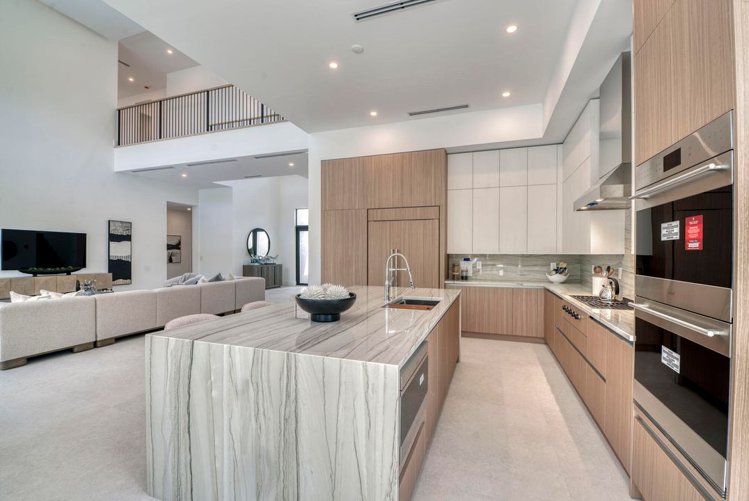 На продажу: $3,299,000 (5 спален, 5 ванн, 4619 Квадратных фут)