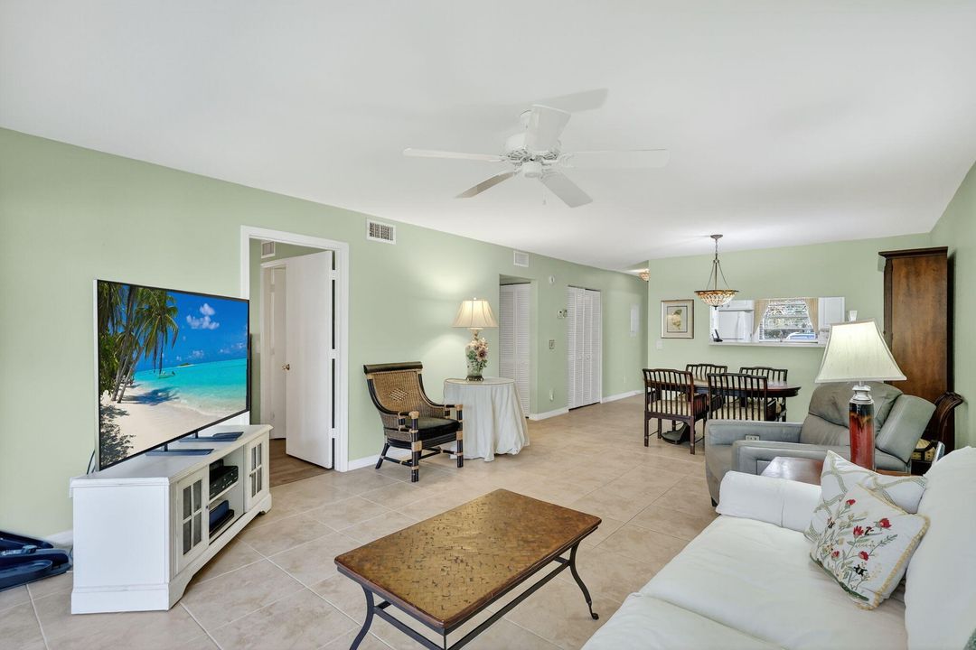 For Sale: $129,900 (2 beds, 2 baths, 1130 Square Feet)