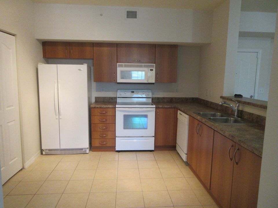 Под контрактом: $3,000 (2 спален, 2 ванн, 1240 Квадратных фут)