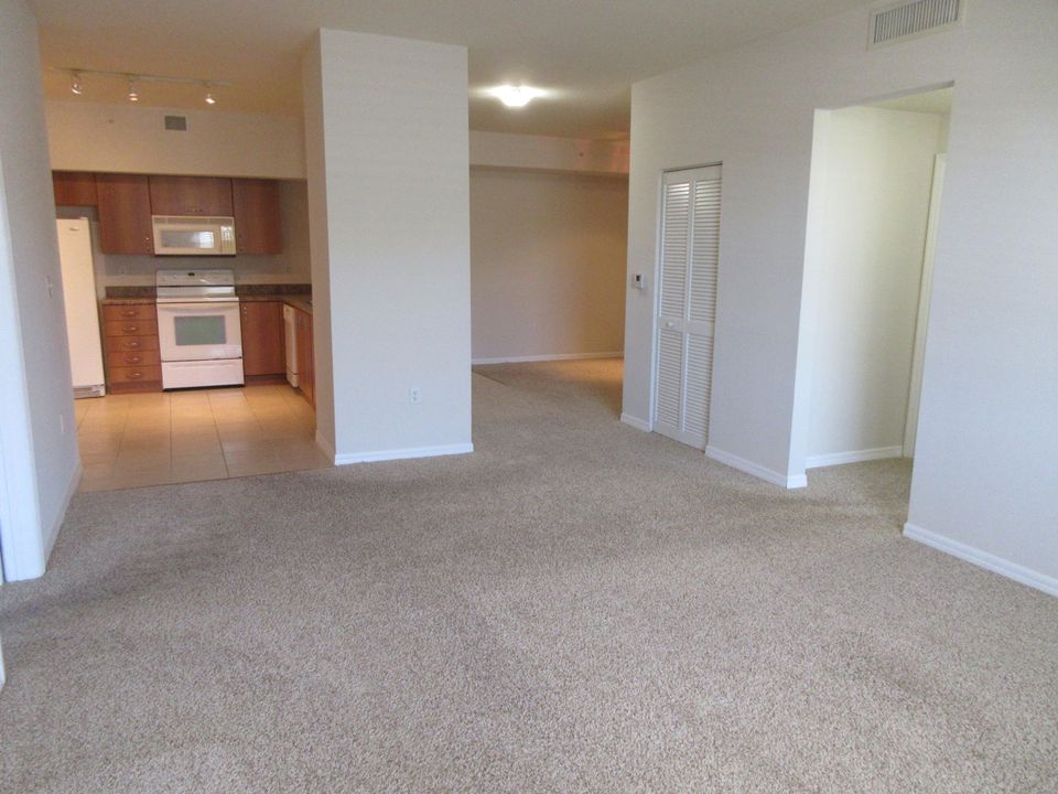 Под контрактом: $3,000 (2 спален, 2 ванн, 1240 Квадратных фут)