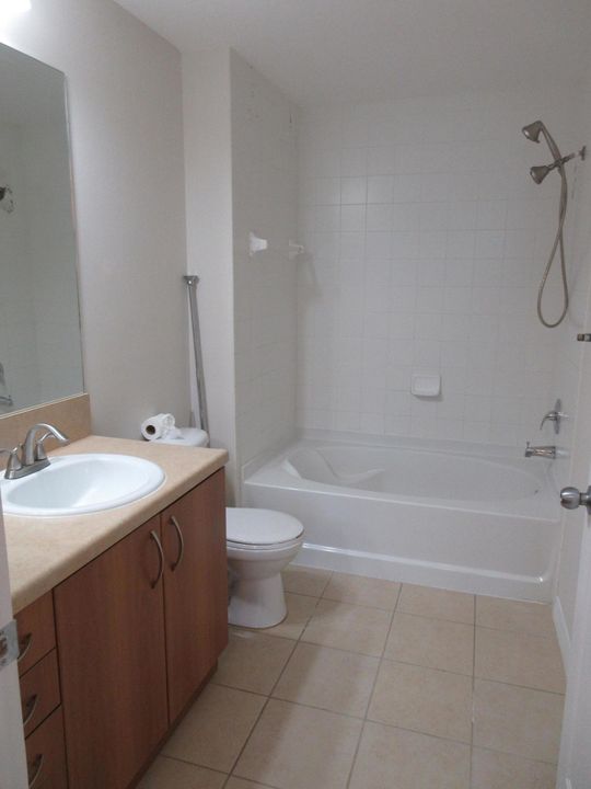 Под контрактом: $3,000 (2 спален, 2 ванн, 1240 Квадратных фут)